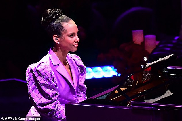 25139276-8039191-In_loving_memory_Alicia_Keys_performed_an_emotional_rendition_of-a-54_1582578087117.jpg