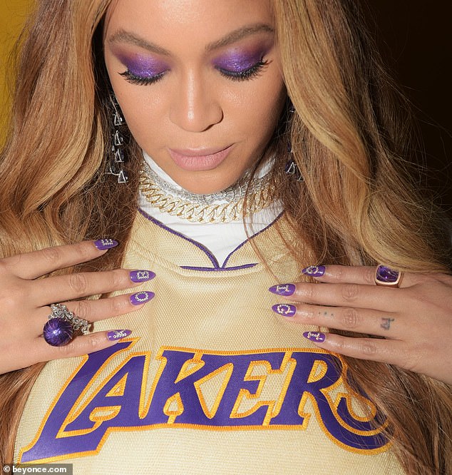 25149072-8039191-Honored_She_had_Kobe_and_Gigi_spelt_out_on_her_nails_in_crystals-a-25_1582593034393.jpg