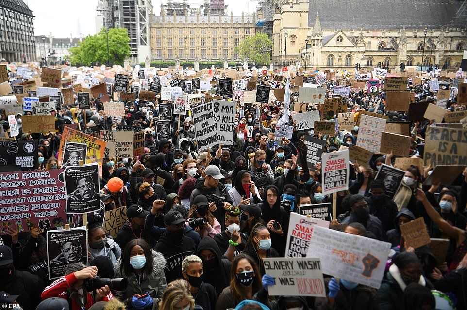 29300002-8394281-Vast_crowds_were_seen_in_Parliament_Square_with_demonstrators_mo-a-64_1591460814387.jpg