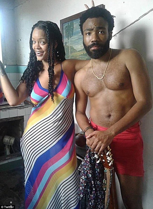 4F24402700000578-6068173-What_s_going_on_A_photo_of_Rihanna_and_a_shirtless_Donald_Glover-m-18_1534439485018.jpg