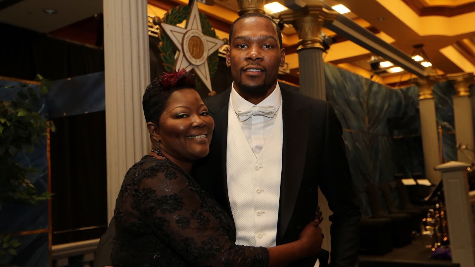 105032649-Kevin_Durant_and_mom.jpg