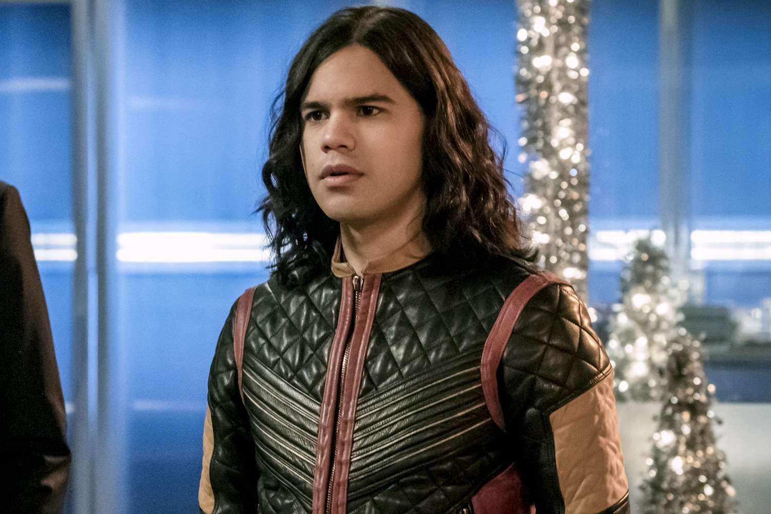 The Flash -- "Don't Run" -- Image Number: FLA409b_0060b.jpg -- Pictured (L-R): Hartley Sawyer as Dibny and Carlos Valdes as Cisco Ramon/Vibe -- Photo: Katie Yu/The CW -- © 2017 The CW Network, LLC. All rights reserved.