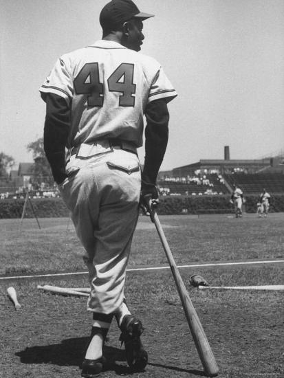 milwaukee-braves-hank-aaron-leaning-on-bat-during-baseball-game_u-l-p480og0.jpg