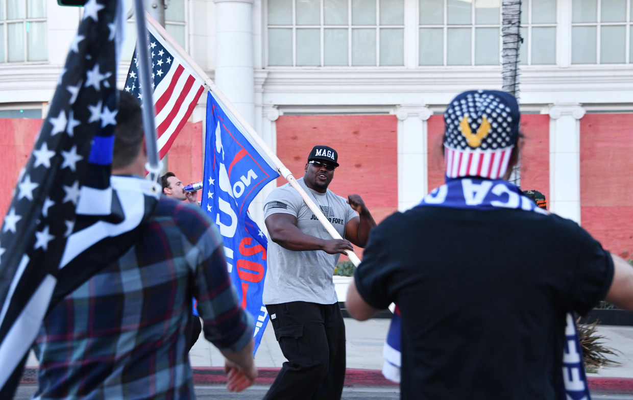 201102-think-trump-black-supporter-se-1108a.jpg