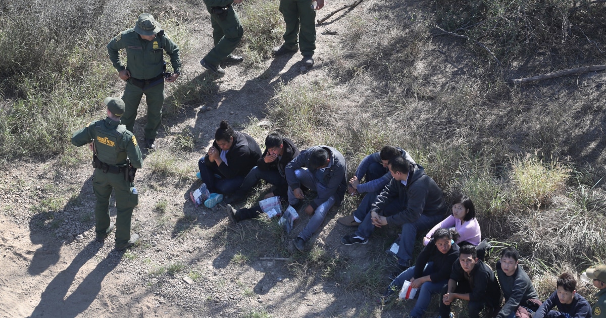 170221-mexico-border-patrol-migrants-1127a.jpg