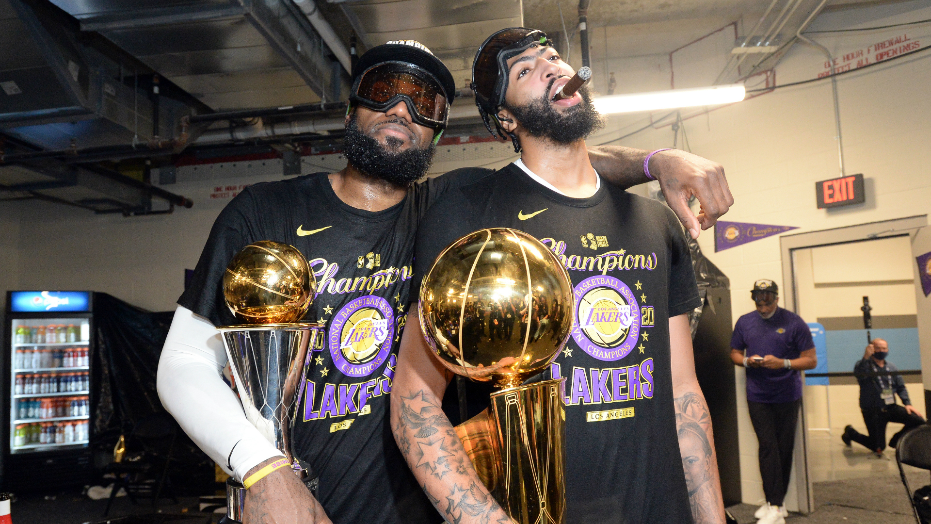 lebron-james-anthony-davis-cropped_1mdsehsffo6yu1695i8oi537ww.jpg