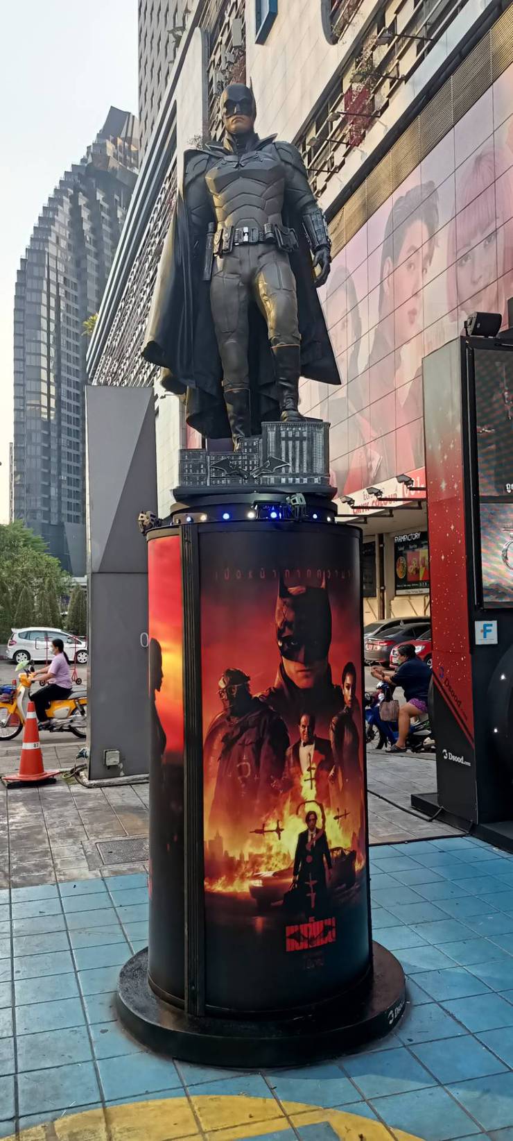 Robert-Pattinson-The-Batman-Statue-In-Thailand-1.jpg