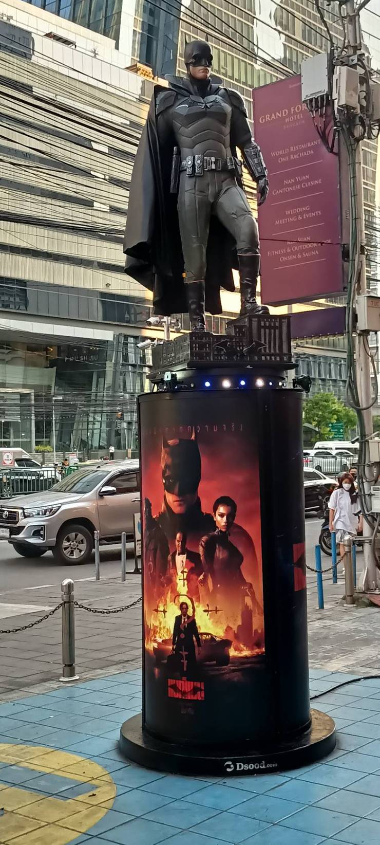 Robert-Pattinson-The-Batman-Statue-In-Thailand-4.jpg