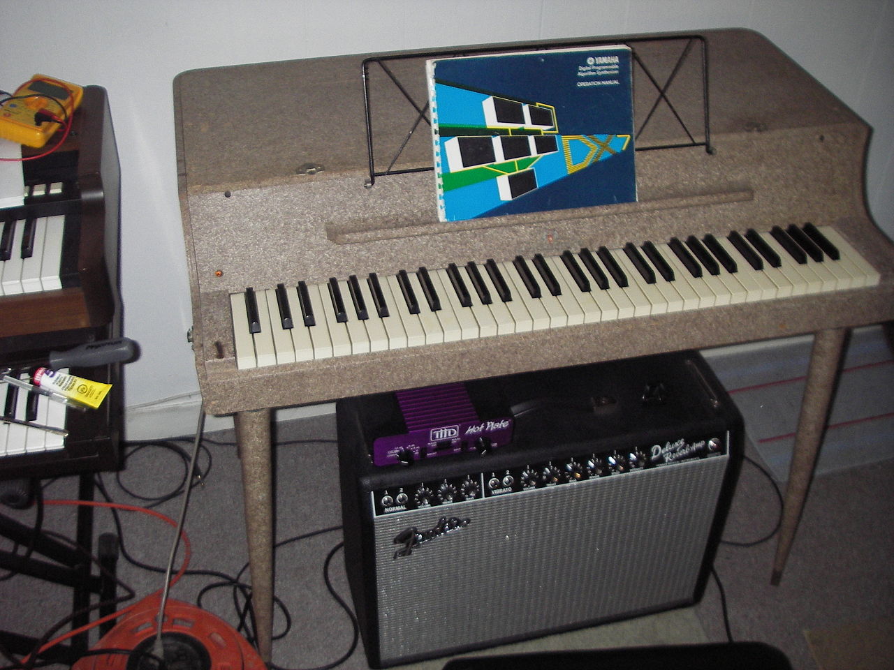 1280px-Wurlitzer_model_112_electric_piano_1956.JPG