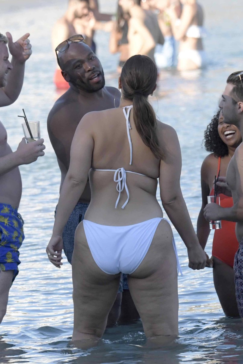 ashley-graham-cameltoe-on-the-beach-in-greece-7287.jpg