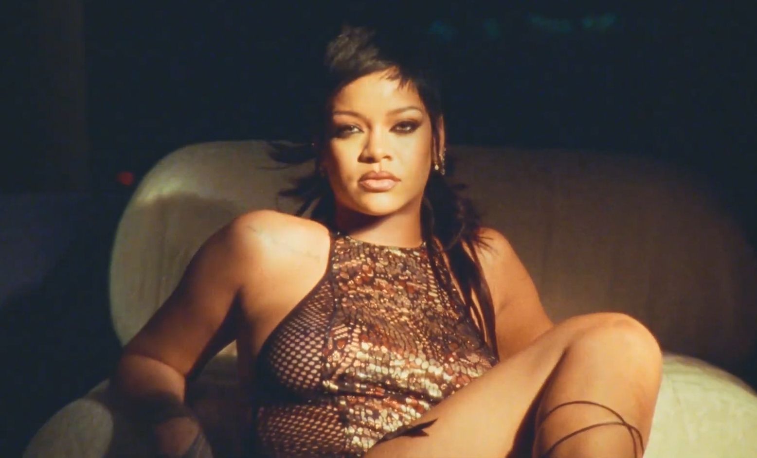 Rihanna-Sexy-Braless-Boobs-15.jpg