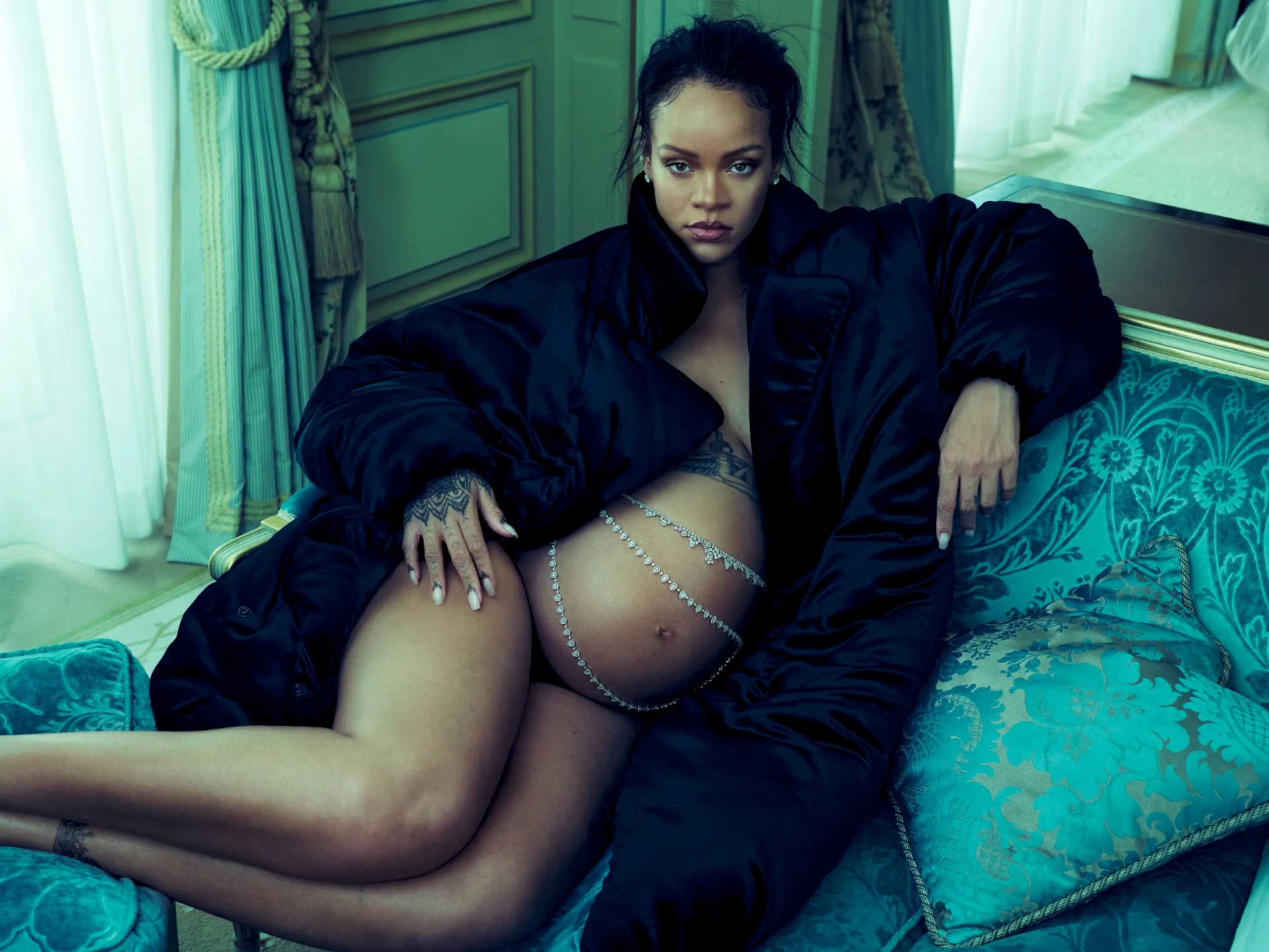 Rihanna-Sexy-Pregnant-Body-8-1.jpg